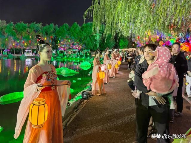 人气爆棚！假期首日东胜这里嗨翻天！