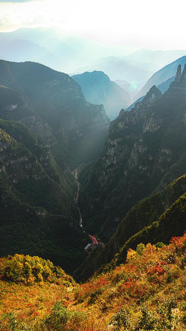 一江碧水，两岸红叶，静看三峡绚丽之秋