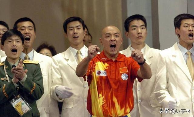 稀罕的男乒聚餐合影：王皓人群中特显眼，邱贻可的脸果然名不虚传