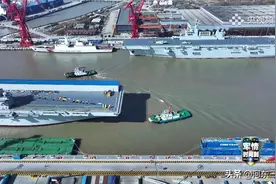 四川舰出坞，和075同框差别巨大，4万余吨显然有很大“误差”图片