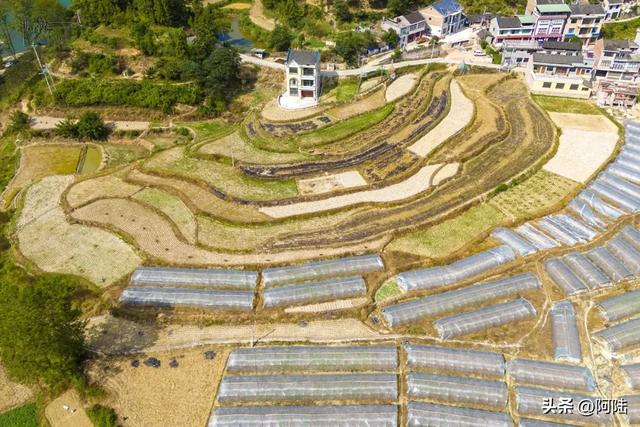 三门滩离镇远古城不远,㵲阳河畔常见当地人垂钓、游泳和露营