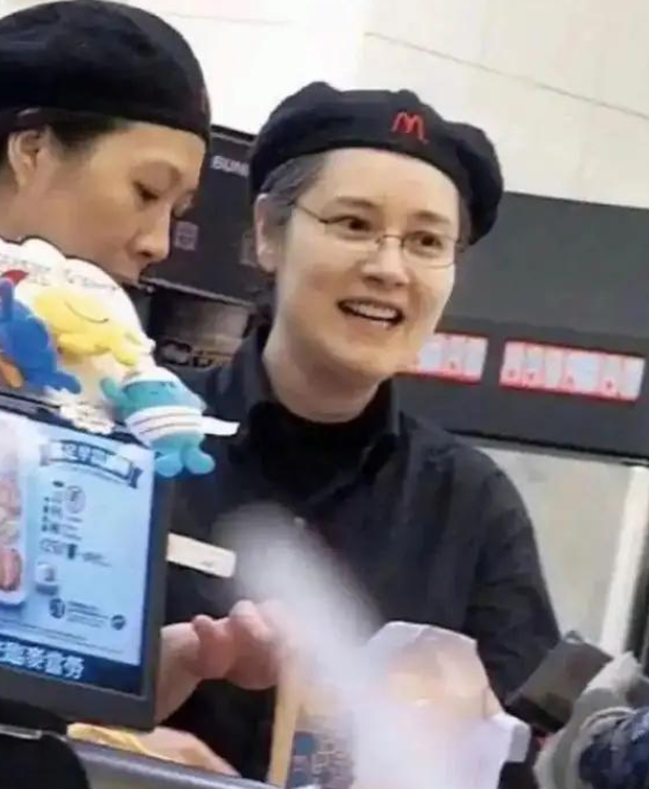 认干爹，拍风月片，被导演霸王硬上弓，靠山去世后沦为清洁工