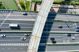 顶推结束！首个钢箱梁匝道“飞”过了江北大道图片