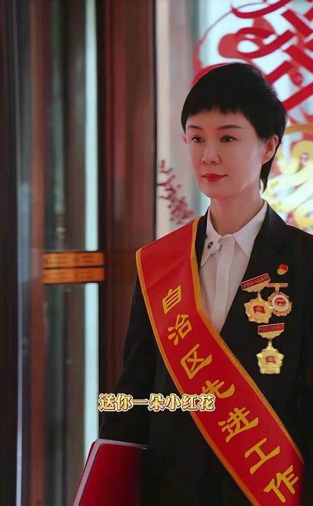 贺娇龙遗体运回老家，初中老师透露下葬地点，生前靠机器维持心跳