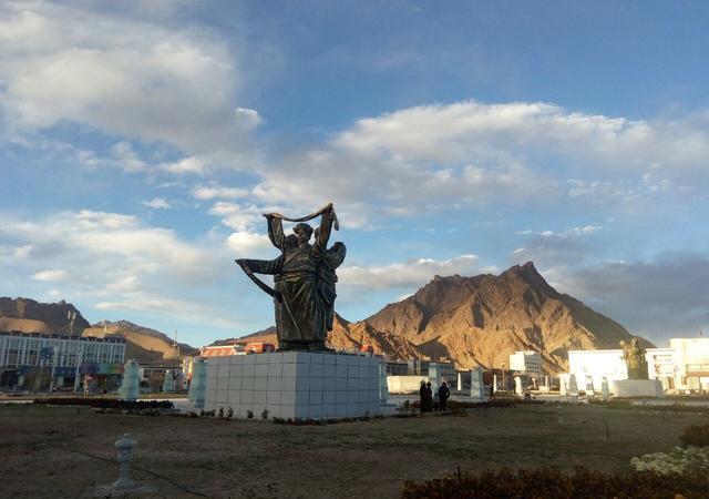 中国为何耗费30年时间，在距印度不足百公里的无人区建一座城市？