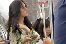 街拍偶遇地铁上美式连衣裙小姐姐，这个颜值和身材太迷人了图片