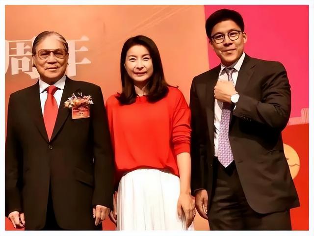 央视对郭晶晶的称呼变了，三字之差释放强烈信号，霍震霆全说对了