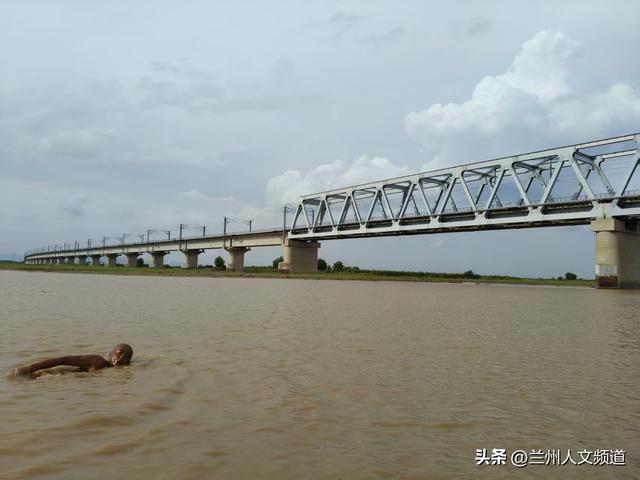 黄河漂流倒计时 2 天：苏云、吴喜林伴三桥前行