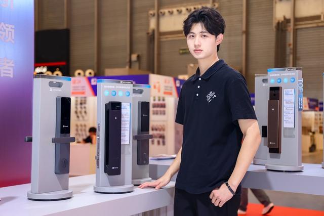 萤石 AI 智能锁强势登陆 2025 五金展：Y5000FVX 系列双产品亮相