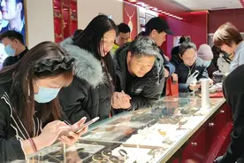 胖东来金饰每克便宜100元，顾客异地买金场面火爆图片