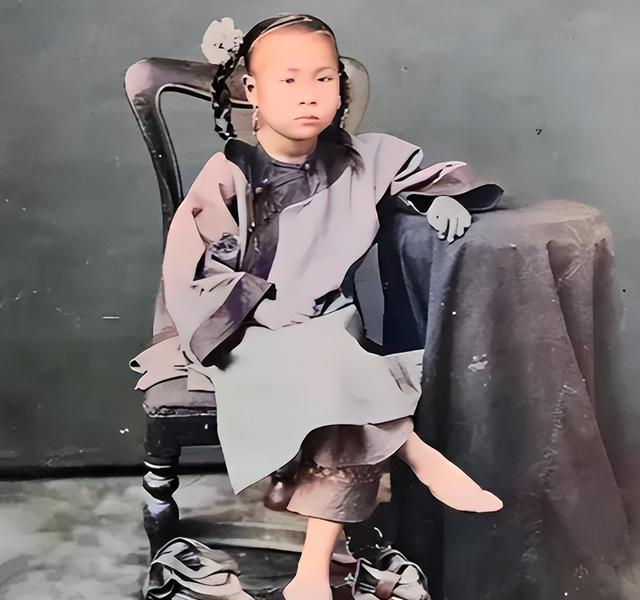 天乳运动有多疯狂：数万女性赤裸游街，禁止束胸违者罚款50大洋