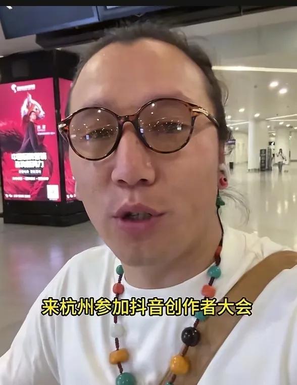 90后网红敖其尔车祸去世，4天前还在直播，家人不愿透露相关细节