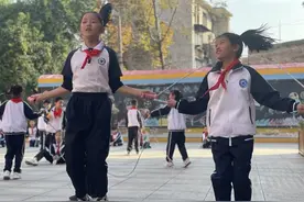 校园迎冬日，学生们课间都在做什么？图片