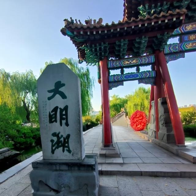 我是上海人，游大明湖，别挤超然楼反向打卡，夏天荷花看更值