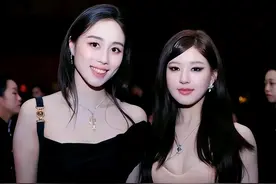 25岁何超欣：梁安琪颜值最高的孩子，身价超6亿，合照秒杀赵露思图片
