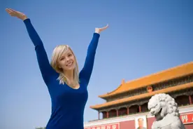 中国有多安全！老外上海街头丢钱包测试路人反应，各国网友齐点赞图片