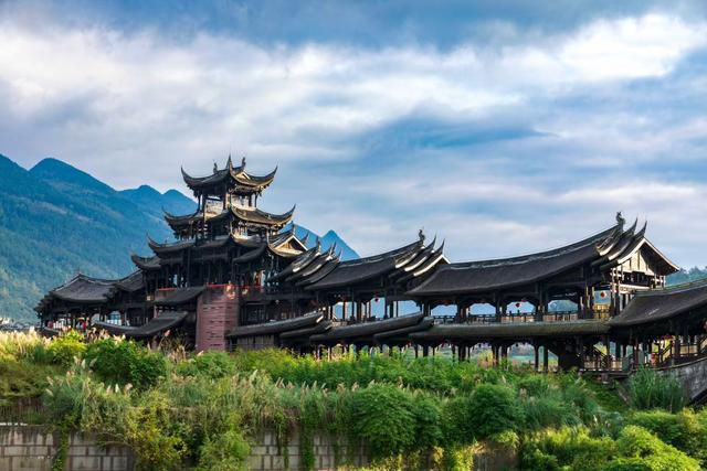 酉阳濯水：在飞檐与云雾间，撞见千年的烟火