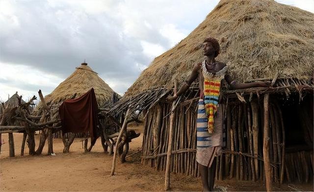 非洲的“黄金部落”：酋长有80个老婆，就连女性的内衣都是镶金的