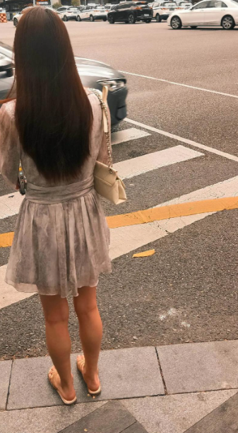 弟弟5岁时跟丢，20年后姐姐找工作面试，看到老板胸前挂坠哭出声