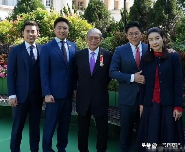 值得被尊敬的豪门，霍震霆父子三人现身北京 一身正气，目的很明确
