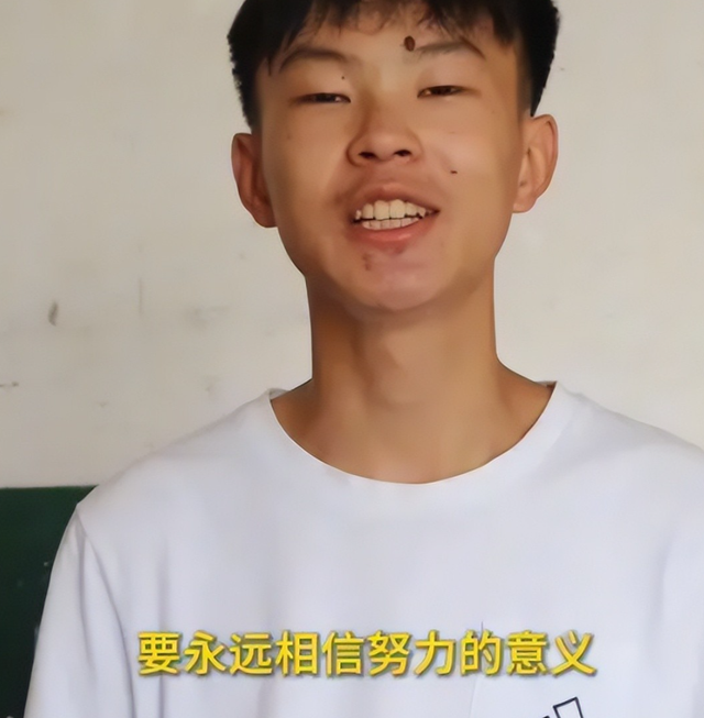 寒门难挡青云志！父母残疾、幼时重伤，贫困天崩开局却考出642分