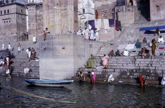 印度游客疯狂涌入中国，庐山水中搓澡还打肥皂，无视禁令引众怒！