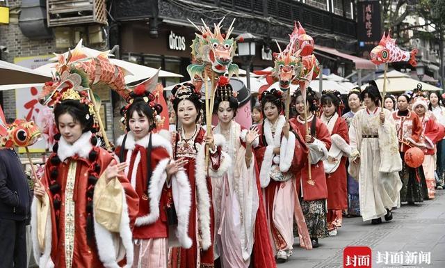 灯会人挤人，汉服穿得像cos，花灯居然会动。