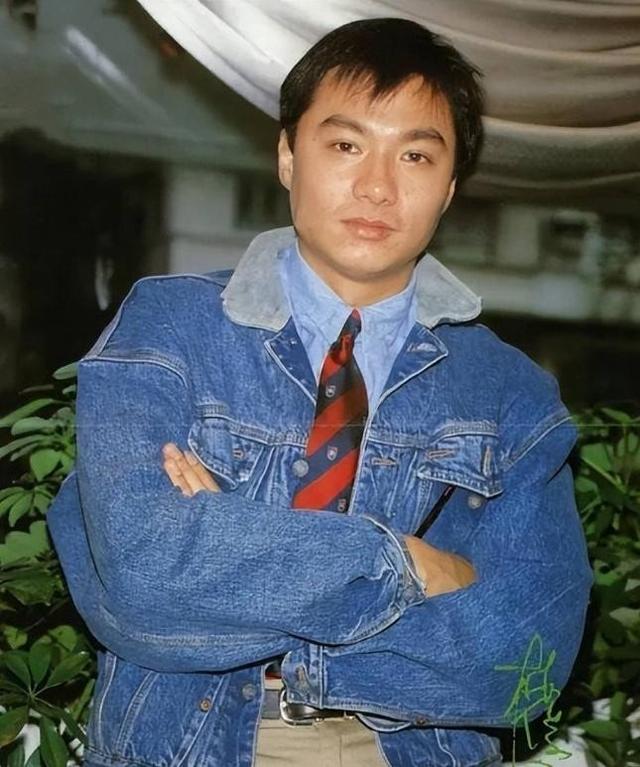 心酸！65岁港星景区打工，当年比肩刘德华，现如今成了酒糟鼻老汉