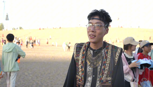 敦煌鸣沙山月牙泉景区：雨后美景醉游人