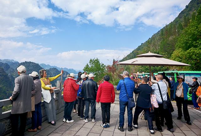 “万峰成林处 阳光黔西南”2025暖冬旅游主题专列首趟抵达兴义