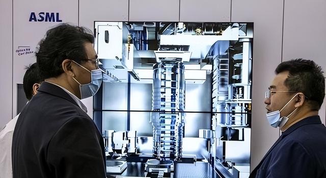 中光刻机技术是“偷”来的？荷兰ASML傻了，外媒：或有灭顶之灾！