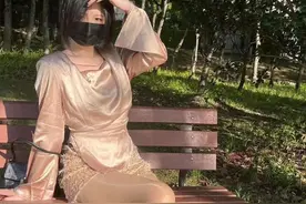 夫妻吵架女子要回娘家，精心打扮换上性感服装，网友：这是回家？图片