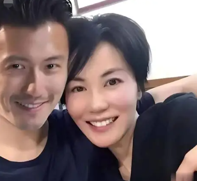 官方发文	，高调官宣56岁王菲喜讯，让谢霆锋和整个娱乐圈沉默了