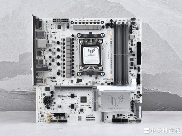 布局优化升级WIFI7 华硕B850重炮手白色版主板评测