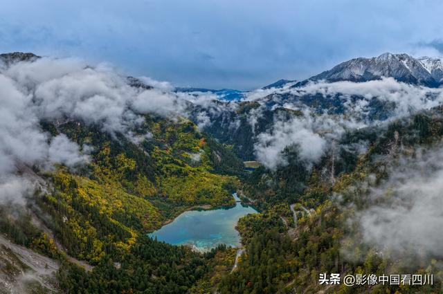 四川阿坝：金秋九寨美如画