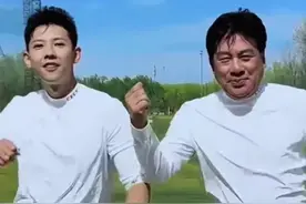 朱时茂晒与儿子同框，父子俩穿亲子装，朱青阳长得不像爸，但很帅图片