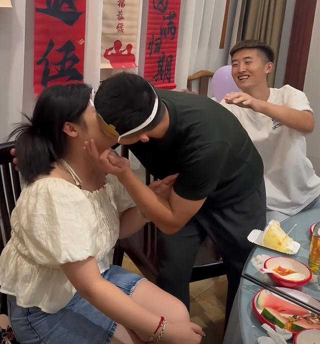 女友接退伍男友回家，对方却态度冷淡遭质疑后续：女方回应来了