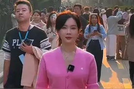 48岁陈数在武汉大学，和朋友赏樱花，皮肤非常白，脸的变化有点大图片