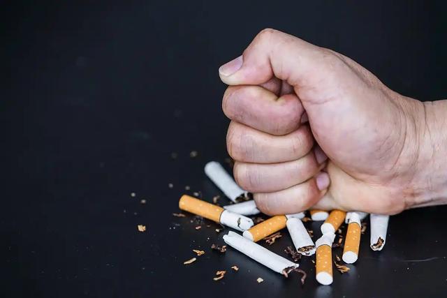 上了年纪要戒烟吗？医生提醒：过了55岁，日常吸烟牢记8不吸