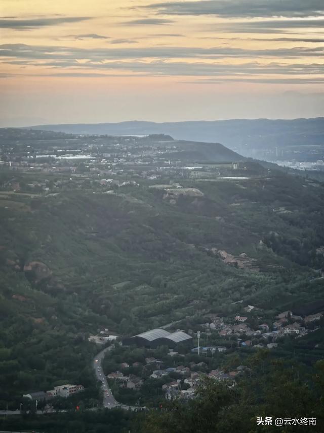 开车直上山顶，蓝田最佳纳凉吹风观山景的地方，看落日夕阳，真美
