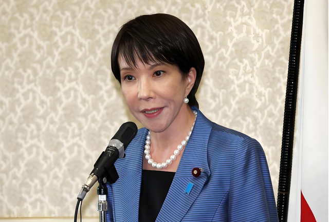 特朗普递刀，高市迎来5路强援，日本开始报复，第一把火烧向东海