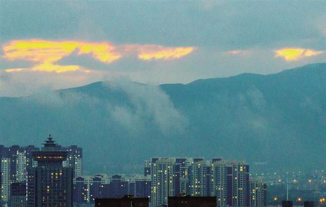 呼和浩特雨后仙境——城市天际现壮美云海