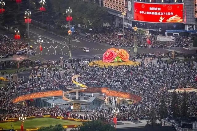 国庆第一批血亏的老板出现！坐地起价，一天降价8次也没人住？