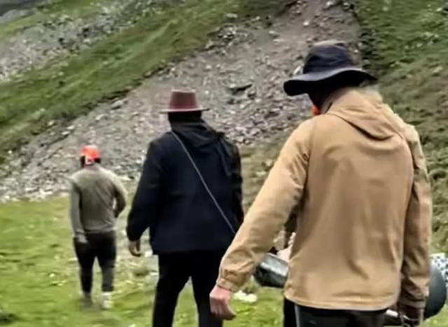 太贵了?10个藏民把受伤女孩抬下山,收费6万上热搜,网友炸锅!