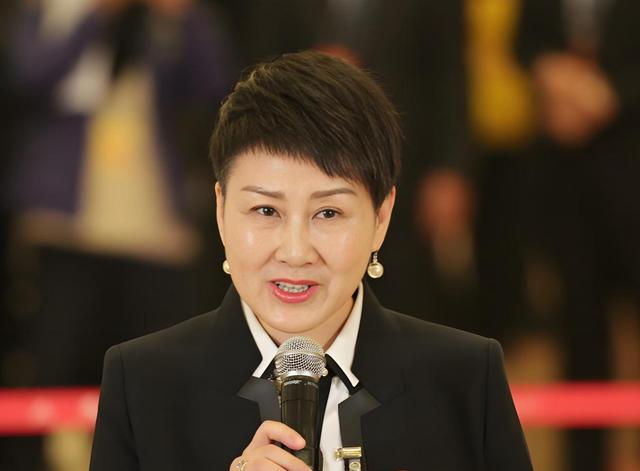 63岁张凯丽也没想到，因阅兵上的一个举动，她的口碑“彻底逆转”