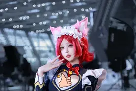 网红cos妲己，身穿白色齐膝丝袜，头戴粉红兔耳，身材太诱惑了图片