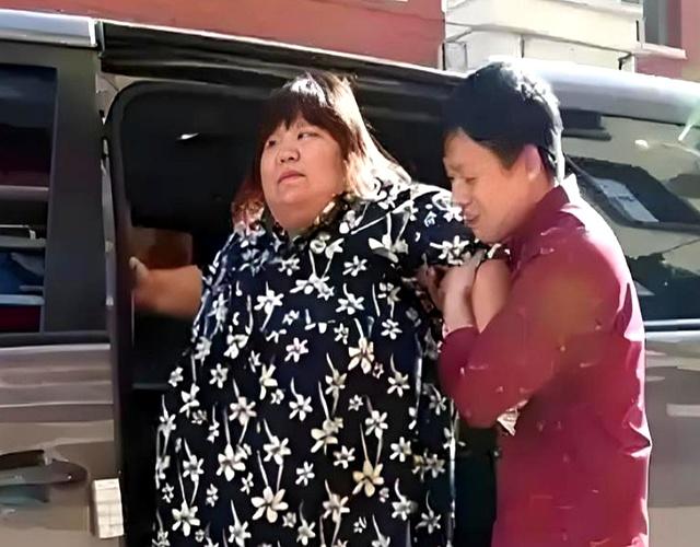 7年前，那个被丈夫“投喂”到330斤的校花：流量下的她，如今活