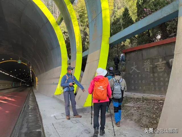 阳光明媚的冬日里,我们爬山去,逛陡坡村、看冬樱花,做晴朗的事
