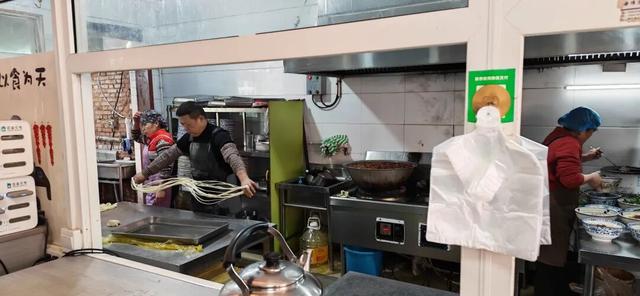 长安东曹村，帝王陵园里的面馆吃油泼三合一