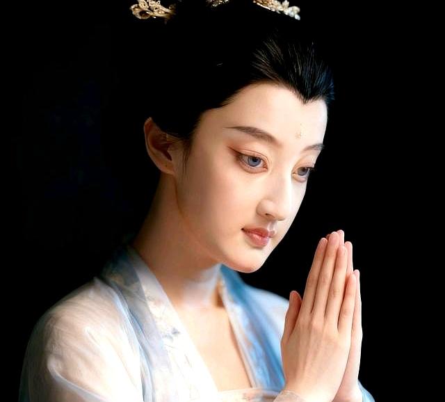 一个很奇怪的现象：人的长相，是根据她的内心神韵显化的